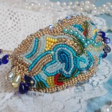 Bracciale Blue Gold Butterfly ricamato con cristalli Swarovski; gocce lisce, sfaccettature, perline e chiusura in oro 14 carati.